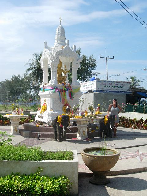 mars 042.JPG - Anette vid elefantmonumentet i Phuket